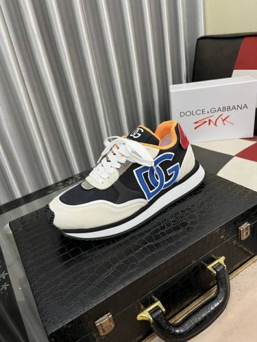 出厂价： 新品dolce&Gabbanadg高端男士运动休闲鞋。顶级专柜原单货。 原版进口牛皮 多种材质拼接设计进口牛皮内里 牛皮垫脚原版tpr弹力大底。 Si
