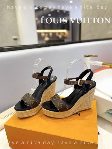 出厂 Loui& Vuitto&路易威登 法国代购新款驴牌 春夏首选 最新走秀款厚底凉鞋 香港原版购入一比一开模 今年的款式比去年增加了老花原素 显得更为大牌