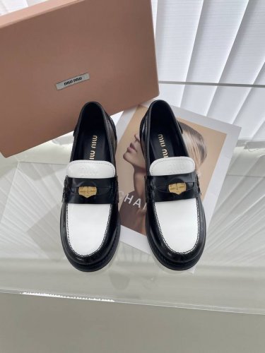 MIU MIU 22春夏 大热走秀款 幸运币系列乐福鞋，出现在各大时装杂志封面 各路明星、小红书博主着用拼色搭配幸运金币搭配更显示复古上脚尤为惊艳到你的一款闭眼