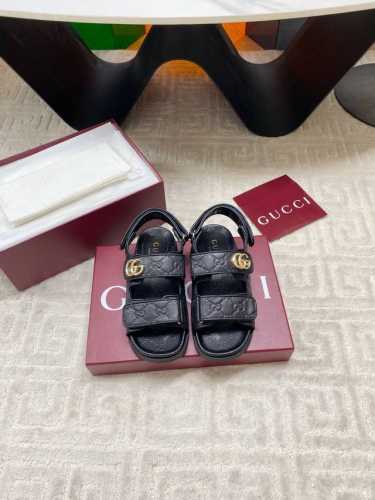 出厂 高版Gucci 古驰 春夏新款 Gg水钻扣魔术贴平底凉鞋 沙滩休闲女士凉鞋 现代设计美学探索独特匠心之路 巧妙融合品牌经典元素与备受喜爱的品牌标识 这款凉