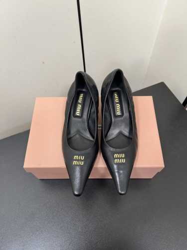 P380Miumiu缪缪 25Ss春夏新款 尖头高跟鞋 走秀网红爆款上脚非常完美 穿搭配 此鞋 优雅大方 时尚 高跟很好的拉伸腿部线条，让爱美的小姐姐们都能轻松