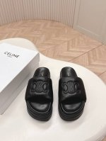 出 Celine｜2025Ss凯旋门厚底拖鞋 Celine网红爆款来袭！各大网红抢先体验、Celine网红Ins种草神器、非常复古风、气场十足单品、设计风格非常