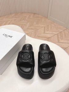 出 Celine｜2025Ss凯旋门厚底拖鞋 Celine网红爆款来袭！各大网红抢先体验、Celine网红Ins种草神器、非常复古风、气场十足单品、设计风格非常
