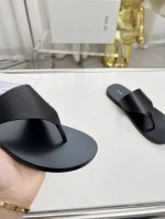 the Row 第一眼看到这个鞋子给人感觉很简单不起眼，其实上脚很好看，主要也好穿，整个鞋子非常柔软不磨脚。 延续了一贯极简风格，采用全皮套包制作工艺，超级废料