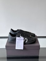 出厂价p 实价 Valentino 2025 华伦天奴新款简约款小白鞋 四季可穿 小牛皮材质舒适透气 质感在线 这双鞋的小牛皮可以做到极致的柔软 在追求美观的同
