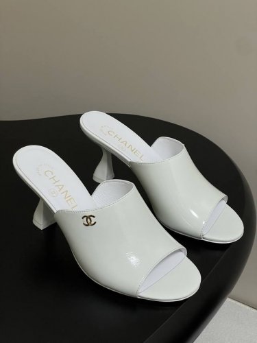 chanel 2026早春度假系列爆品小香双C扣鱼嘴蜜儿高跟拖鞋小矮跟凉拖鞋 简约时尚 整体采用穆勒鞋款式 这种鞋型没有鞋带或复杂的固定结构 穿脱方便 同时展现