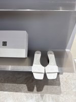 toteme 25春夏新品极简复古小猫跟拖鞋 简约的冷淡风 复古又百搭 穿在脚上 质感十足 整个造型都会显得很高级 时髦小姐姐必备单品 鞋面采用进口头层牛皮 内