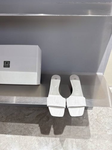 toteme 25春夏新品极简复古小猫跟拖鞋 简约的冷淡风 复古又百搭 穿在脚上 质感十足 整个造型都会显得很高级 时髦小姐姐必备单品 鞋面采用进口头层牛皮 内