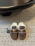 普拉达 prad* 24ss秋冬毛毛半包拖鞋系列 对原版工艺 每个款式，颜色都很赞！！集舒适 可爱 时尚 高雅 百搭 ，羊毛舒适柔软，唤醒秋冬暖意。让您从早到晚