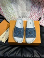 louis Vuitton 路易威登 驴家高端男士夏季拖鞋 经典老花系列 一字带宽松设计 别致的色彩拼接效果 个性鲜明 时尚潮流穿搭必备款式 轻盈舒适 轻质韧性