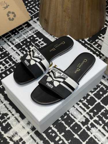 平底 -高跟210-25ss夏季新款Dior Dway蝴蝶刺绣粗跟电绣一字凉拖鞋2025最新配色这款 Dway 棉质凉拖是一款经典单品。黑色和白色棉质刺绣鞋面饰