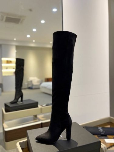 Saint Lauren YSL 圣罗兰 高级升级定制版！ 独家尖头高跟高筒靴！ 最新异性跟超显眼 超美新秋冬款女士时尚款，性感 过膝靴 优雅 的气息更显出外在