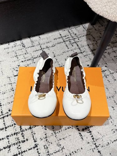 顶级版本 louis Vuitton 25 最新Nolita 锁扣 平底 芭蕾鞋 蛋卷鞋 简约精致 高级感满满 尽显优雅气质 上脚超好看 拉满了夏日美鞋绝绝子啊