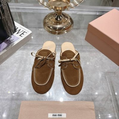 出厂 Miu Miu 擦色系带鸡眼平底拖鞋缪缪Miumiu 走秀新款 复古豆豆拖鞋复 时尚 简约高级 随意搭配 上脚非常舒适年度必入款！超级重工 每一双都是独一