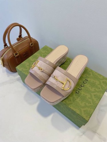gucci 古奇 2025Ss 新款凉鞋 每个细节皆经过精心细致打造 面料 网纱 品牌布艺 内里 高端定制羊皮 大底 意大利进口真皮大底 尺码 35-40 跟高
