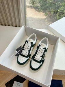G036所见即所得prad代购级别普拉达春夏新品运动休闲德训鞋运动板鞋皮革运动鞋让整双鞋轻便舒适 鲜艳色彩 满足不同风格时髦人士的多种选择，每一个设计元素都踩在