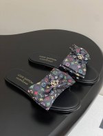 25Ss春夏新款Louis Vuiteeon Lv X Tm Lily平底凉拖 大蝴蝶结平底一字拖鞋 本款 Lily 平底凉拖取材经典Monogram涂层帆布，