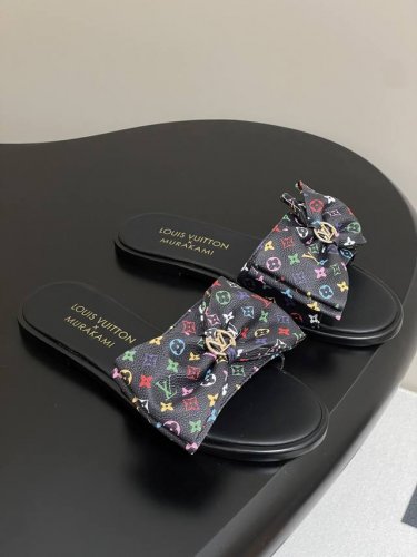 25Ss春夏新款Louis Vuiteeon Lv X Tm Lily平底凉拖 大蝴蝶结平底一字拖鞋 本款 Lily 平底凉拖取材经典Monogram涂层帆布，
