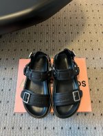 被Acne Studios 厚底机车凉鞋拿捏！ 甜酷风拉满 Acne Studios 这两款凉鞋太绝啦！ 黑色款，酷帅感十足，多扣带设计又A又飒，厚底增加了时尚