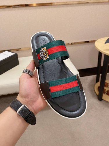 Gucci古奇拖鞋 男鞋高端品牌 官网1:1最新力作：原版开模定制，面料釆用进口原版材料制作，升级版大底，更轻便，防滑。市场顶级品质，简单不失品味，潮人必备，时