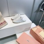 高品质出厂 ！顶级品质Miumiu缪缪 25春夏走秀新款复古阿甘德训鞋休闲包头半拖！这款简单很随意不羁复古颜值满分，又能体现单宁美感 整双鞋子设计简绚约时尚上脚