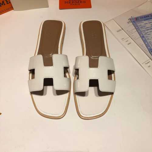 顶级品质 上新hermes 平底 漆皮 超级有档次的一款贵妇h拖鞋，绝对人手一对。 100%购入正品1：1定制，楦型、原模具、皮料，都专为这款而定制的。 Ps: