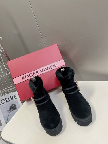Roger Vivier 秒杀市场版本 今年最美的雪地靴！太懂女人心思了，侧钻扣的细节十分精致，水晶方扣饰扣羊毛边漆皮裸靴， 第一眼就爱上 亮亮面皮内里带羊羔毛
