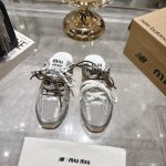 出厂 New Balancemiu Miu 联名半拖 这双被封为 富婆快乐鞋 的联名款包头拖鞋从设计到质感 从穿搭到氛围感 通通在线联名款延续了Miumiu的
