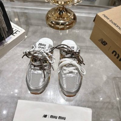 出厂 New Balancemiu Miu 联名半拖 这双被封为 富婆快乐鞋 的联名款包头拖鞋从设计到质感 从穿搭到氛围感 通通在线联名款延续了Miumiu的