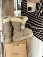 UGG 双扣编织厚底 24秋冬爆款雪地靴 时髦人都在穿阿哥雪地靴，万人大秀的丑萌雪地靴重新翻红，巨显瘦还暖和好穿！ ins博主以及明星大爱品牌 面料：羊皮毛一体