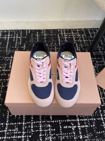 代购级 Miu Miu 25ss 春夏新款走秀MiuMiu 德训 休闲鞋 秀场工艺来自Miu Miu系列的细节特写 新季的潮流要素一 与此刻挚爱的概念，多元对撞 - 点击图像关闭