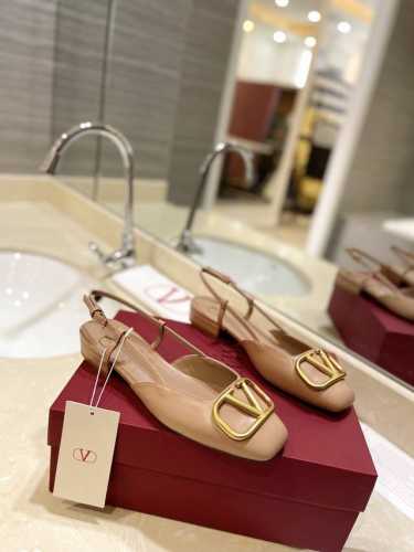 冲量价: Valentino Garavani VLogo V扣系列专柜最新系列 最高版本 细节完美 更加精致耐看 按正品1：1复制 上脚非常修脚型 重点是很好