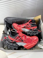 balenciaga Spring 25 Hike 运动鞋 登山鞋 老爹鞋 hike的特点包括可调节鞋面绳索松紧 宽大的外底造型设计 鞋面复古擦色做旧 B字Lo