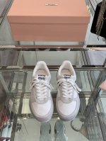 男40情侣款Miu Miu 缪缪 24ss新款德训鞋 颜值担当火爆款做旧脏脏鞋 不得不入的一款～做旧时尚，简约高级 随意搭配上脚非常舒适，年度必入款！ 专柜最新