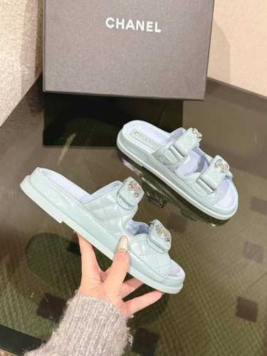 真皮底 * 25p 春夏经典款！ 沙滩鞋全网爆爆爆！专柜最新款，上脚依然让我心甘情愿剁手入，购入手才会知道它的时髦，人气爆款必须得有它排名，四季搭配都无敌了，各