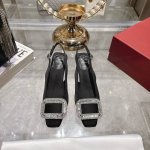 出厂 Rogervivi2025春夏新款Rv女鞋Bellvivier系列丝缎高跟中空凉鞋本款凉鞋以丝缎匠艺制成. 辉映品牌水钻.方扣美学亭亭而立. 尽显维维亚优