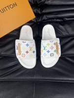 38-45 Louis V*高端精品 奢品拖鞋 1:1高端品质 休闲阳光宽松舒适型 最高版本高品质精品 经夏季必入哦