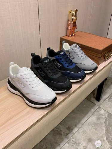 新款: 厂价 阿玛尼Armani* 最新爆款休闲鞋 顶端品牌 奢侈 代购 顶级 质量 鞋面選用进口透气牛皮材质透气羊皮垫脚 精细做工 原版个性时尚柔软橡膠耐磨防