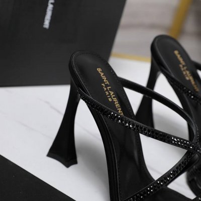 专柜同步更新 Ysl 圣罗兰 Ss夏季新品 鱼嘴烫钻高跟 走秀款高跟凉拖鞋 全新春夏系列后带方扣高跟凉鞋 ！ 尖头高跟拖鞋淡淡的夏日里怎么少得了一双仙女鞋 各种