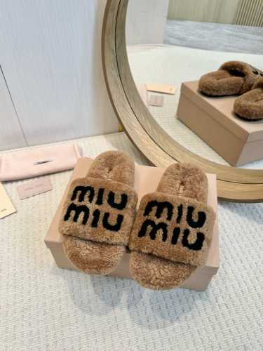 工厂批 miumiu 24B新款毛毛拖鞋！ 这款毛拖真的是真太可爱了～ 柔软蓬松的毛毛，舒服暖脚 增高显腿长 秋冬搭配袜子休闲又慵懒 上脚真的好看又时髦 进口羊