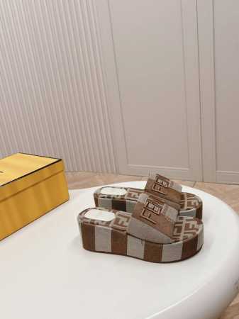 Fendi 芬迪 2024 Fd最新款春夏最新爆款走秀款刺绣logo拖鞋系列 原版1:1开发，首款带ff Baguette装饰性搭扣新鲜血液注入加ff复古的设计 - 点击图像关闭
