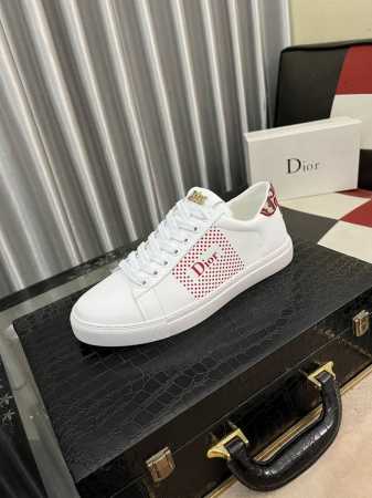 出厂价 Dior 迪奥最 2024新款精心打造，引爆全场！不断创新的国际品牌 此款男士四季休闲鞋，原版版本，鞋面采用牛皮面料 ，皮垫脚真爆超轻大底，透气舒适以质 - 点击图像关闭