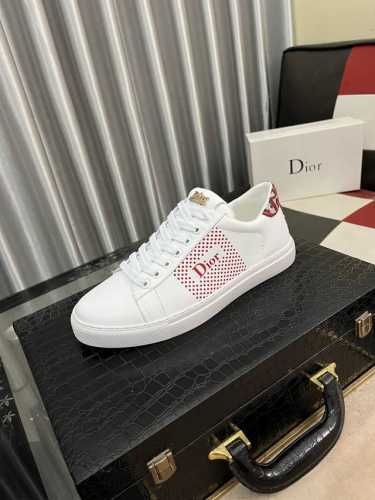 出厂价 Dior 迪奥最 2024新款精心打造，引爆全场！不断创新的国际品牌 此款男士四季休闲鞋，原版版本，鞋面采用牛皮面料 ，皮垫脚真爆超轻大底，透气舒适以质