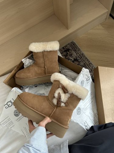UGG P: Size：女码35-40 UGG2024最新复古 厚底2粒牛角扣雪地靴高筒 鞋面材质，采用隆丰羊皮毛一体。质感细腻亲肤透气。 鞋底设计，EVA 轻