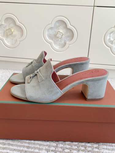 平底 粗跟 代购级 Loro piana Summer Charms Ser LP女士凉鞋拖鞋产品详情：这款绒面羊皮革凉鞋搭配饰有Loro Piana My C