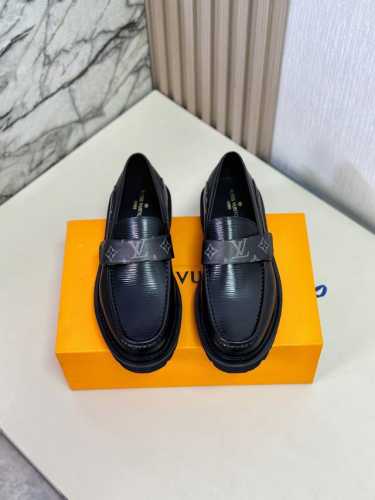 L家 顶级 Size:39-44 38.45可定制 Lv专柜最新原版正装皮鞋 代购级别 进口头层原版开边珠牛皮牛皮内里。原版大底 纯手工制作，细节决定品质！