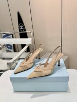 P350 Prada 重磅新款网纱后空单鞋，时尚出圈 Prada 2025春季新品网纱后空单鞋，以7.5Cm的高跟设计，重塑经典。鞋身点缀标志性三角标扣，每一步