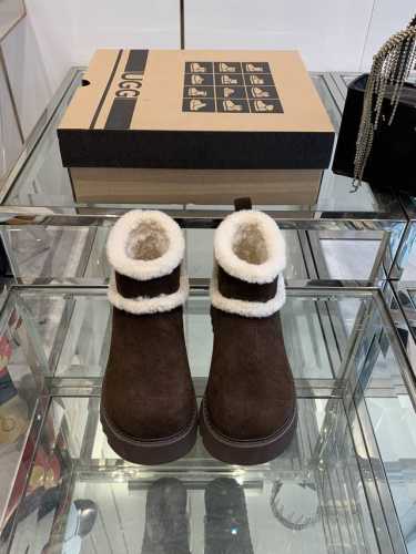 UGG 油叽叽厚底迷你5公分时尚雪地靴，不失违和感的大头鞋头，小香风的小羊羔卷毛配上加厚大底，时尚感妥妥的。 面料：高丝光牛反绒，全羊毛里，发泡大底 码数：35