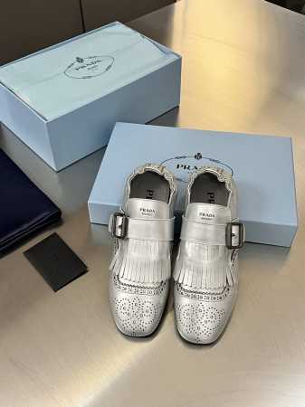 普拉达 Prada 2025春夏走秀款复古流苏乐福鞋 时髦精的狂爱，走秀款 整个鞋子采用原版1：1做旧工艺，鞋头采用复古镂空设计流苏点缀复古时髦感满满 后跟松紧 - 点击图像关闭