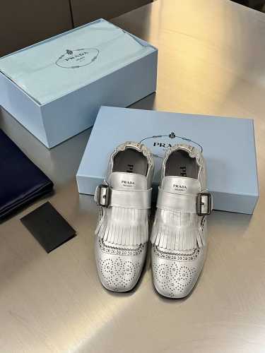 普拉达 Prada 2025春夏走秀款复古流苏乐福鞋 时髦精的狂爱，走秀款 整个鞋子采用原版1：1做旧工艺，鞋头采用复古镂空设计流苏点缀复古时髦感满满 后跟松紧